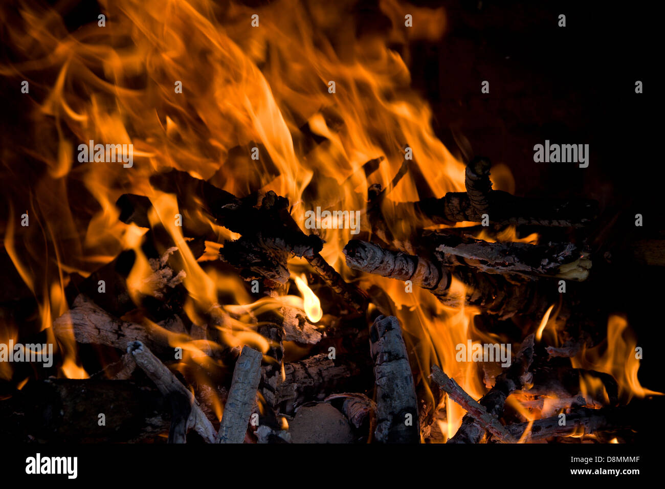 Cheminée avec du feu et des braises Banque D'Images