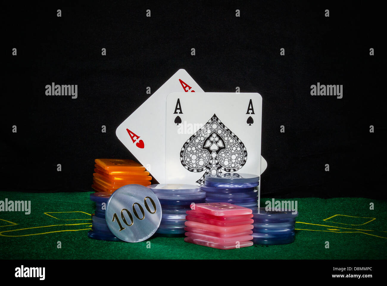 Cartes à jouer et jetons sur table verte Banque D'Images
