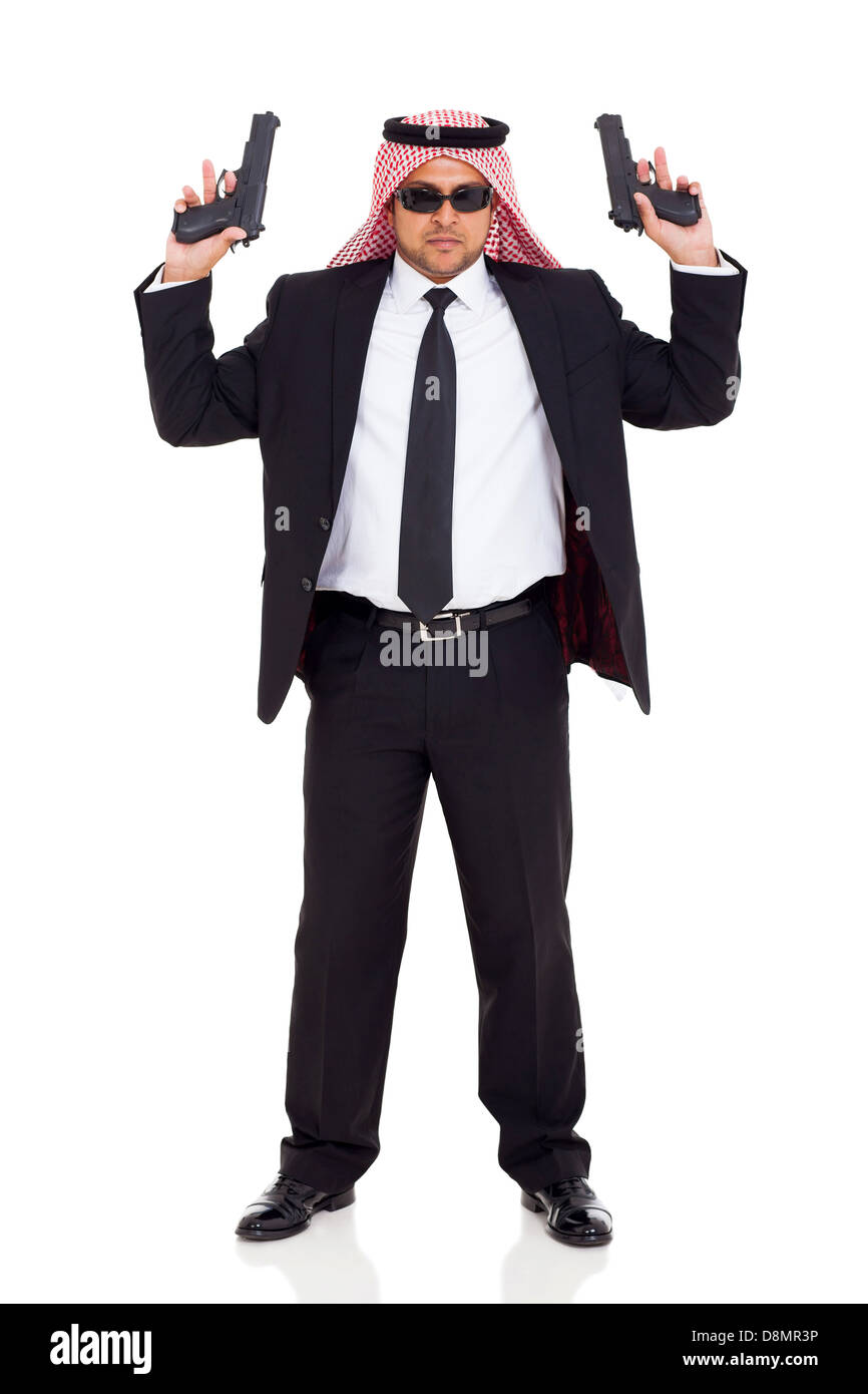 Hitman du Moyen-Orient en costume noir tenant deux pistolets sur fond blanc Banque D'Images
