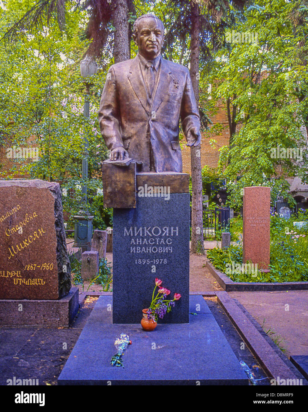 2 mai 1988 - Moscou, RU - La tombe d'Anastas Ivanovitch Mikoyan, (1968Â â€" 1978), dans le cimetière de Novodievitchi. À côté de la 16e siècle couvent Novodievitchi. c'est le plus célèbre cimetière de Moscou. Un célèbre Vieux-bolchevik et homme d'État soviétique, au plus haut niveau dans le parti communiste tout au long de l'ère de Staline et Khrouchtchev, il a occupé plusieurs postes gouvernementaux, y compris le ministre du Commerce extérieur. Il a été président du Présidium du Soviet suprême, le chef de l'état nominal, à partir de 1964 jusqu'à sa retraite forcée en 1965. (Crédit Image : © Arnold Drapkin/ZUMAPRESS.com) Banque D'Images