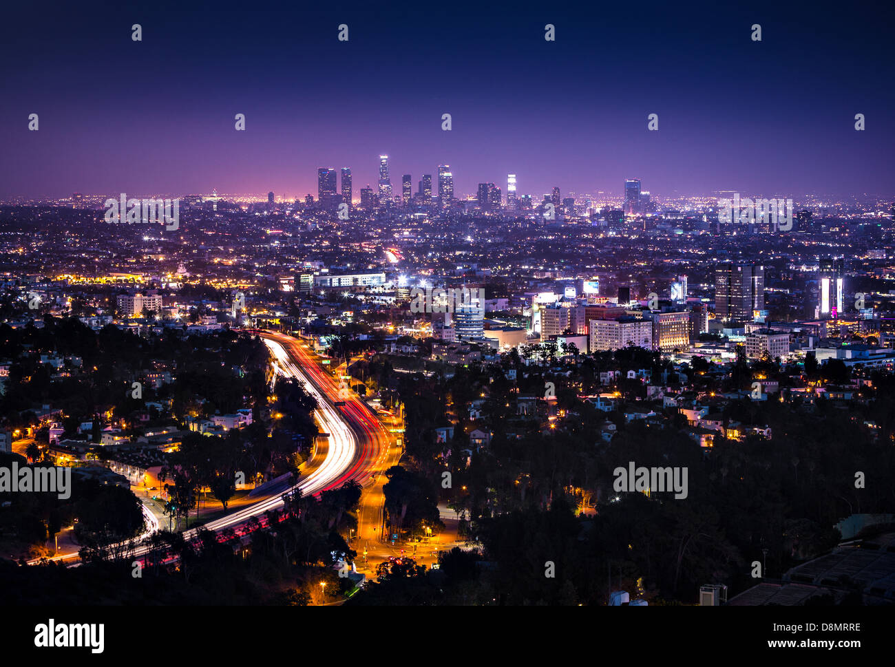 Vue sur le centre-ville de Los Angeles à partir de Hollywood Hills. L'Interstate 101 est indiqué dans l'avant-plan. Banque D'Images
