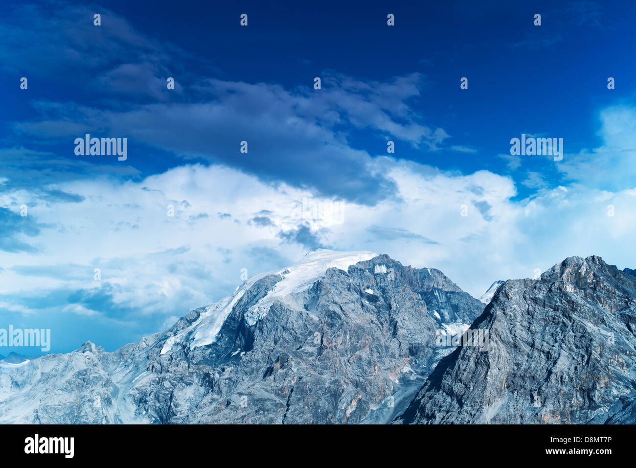 Alpes de Haute montagne avec la neige. Banque D'Images