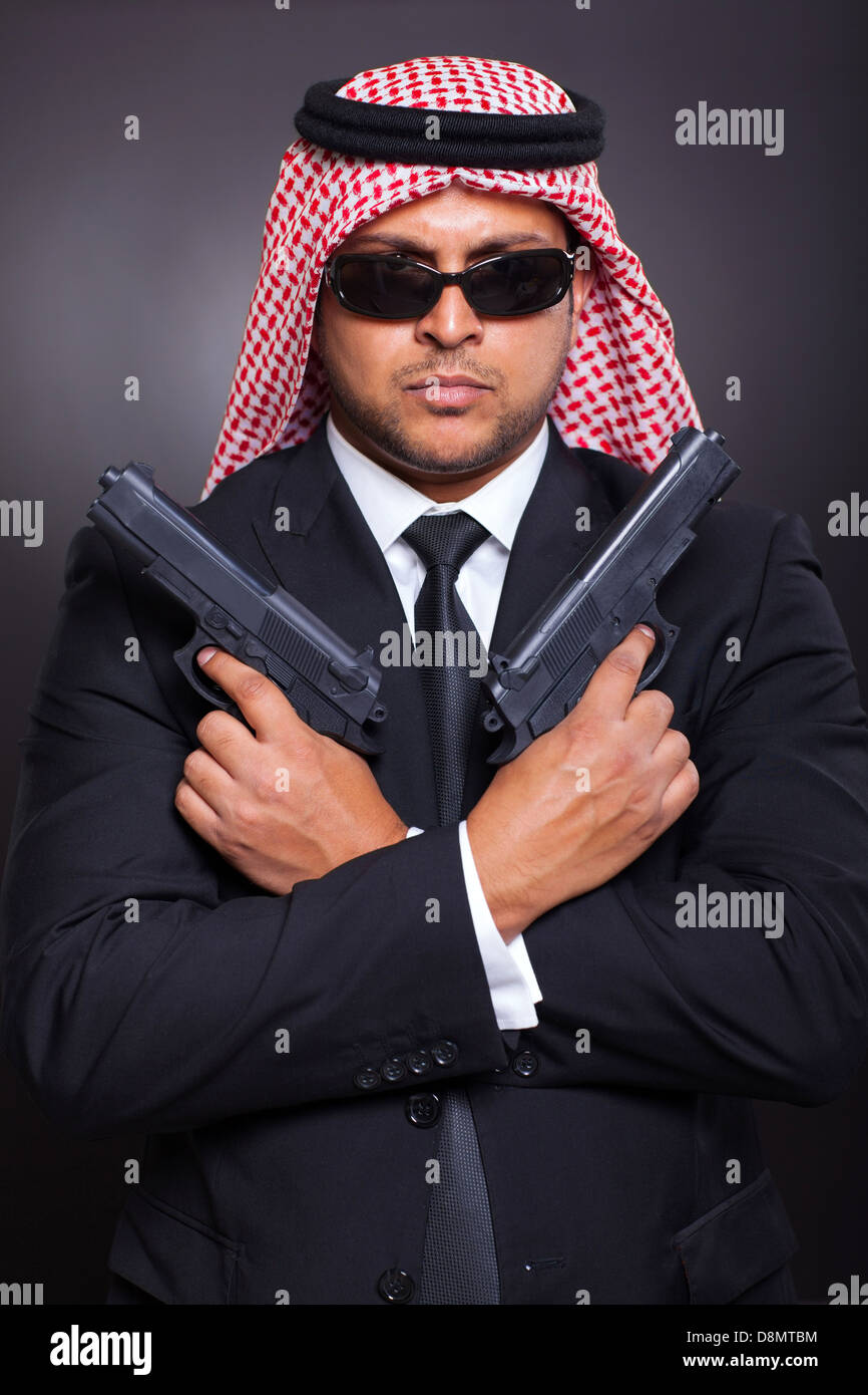 L'arabe agent des services secrets tenant deux pistolets Banque D'Images