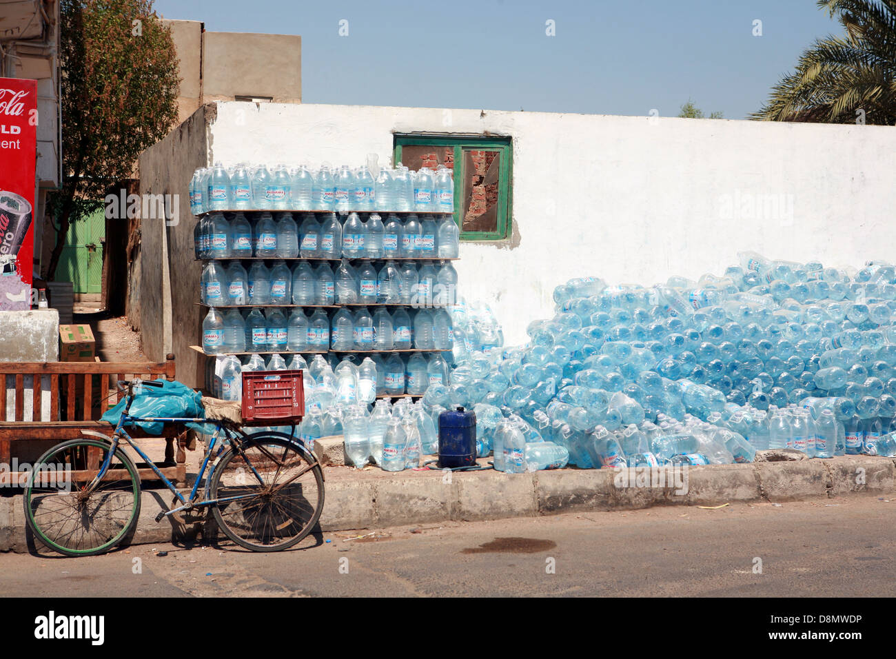 L'eau potable en bouteille pour la vente de rue Banque D'Images