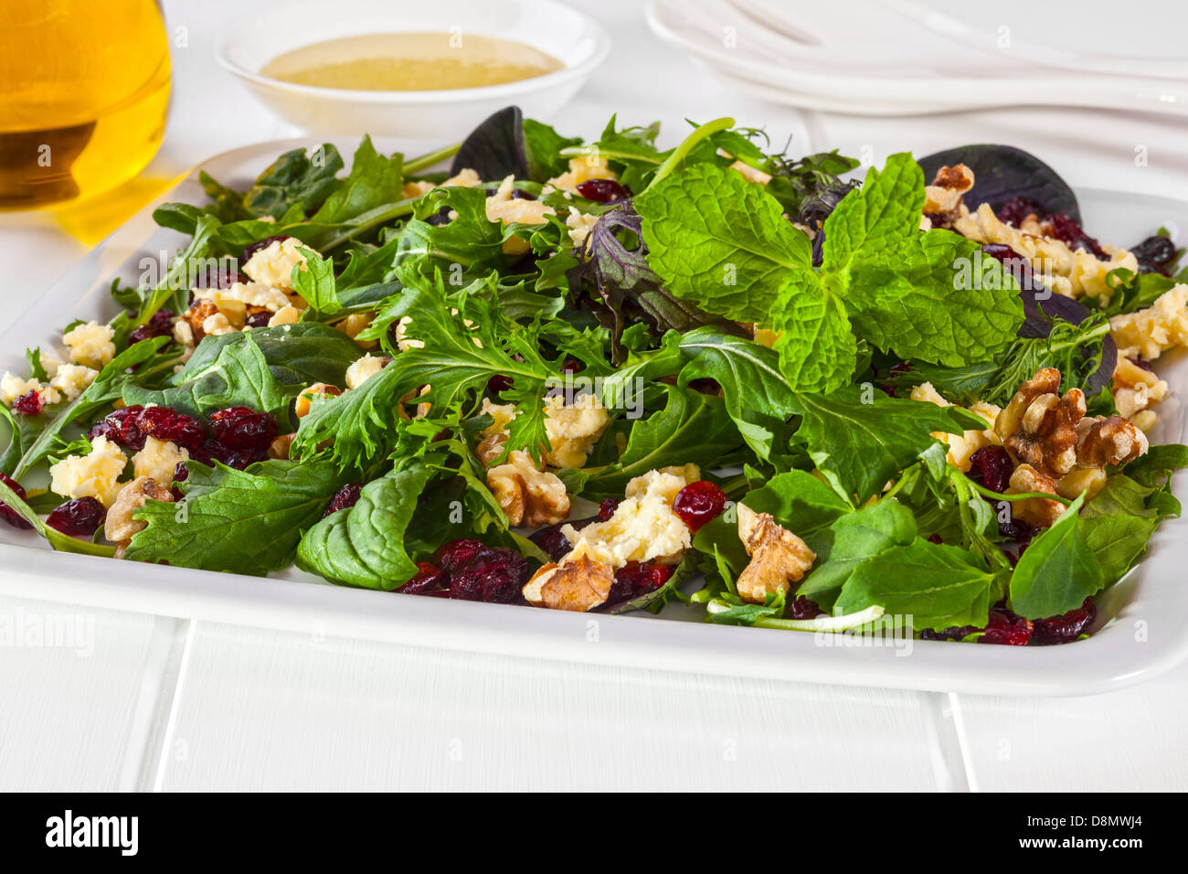 Salade de Feta Canneberges et noix - un savoureux traiter faible en calories, feta, noix et canneberges salade, avec une vinaigrette à la moutarde de Dijon. Banque D'Images