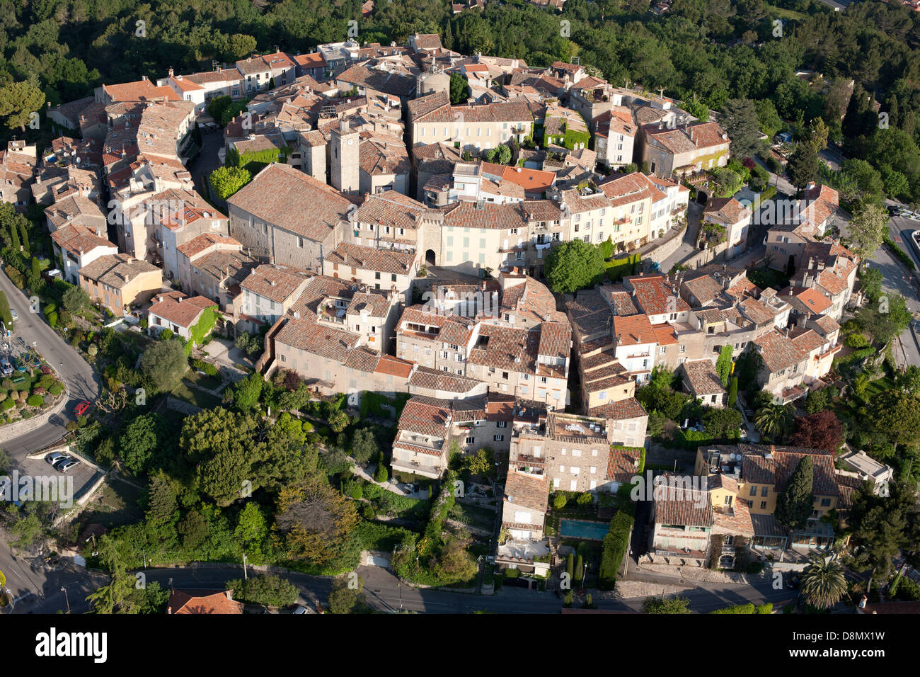 VILLAGE médiéval perché (vue aérienne). Village de Mougins, Côte d'Azur