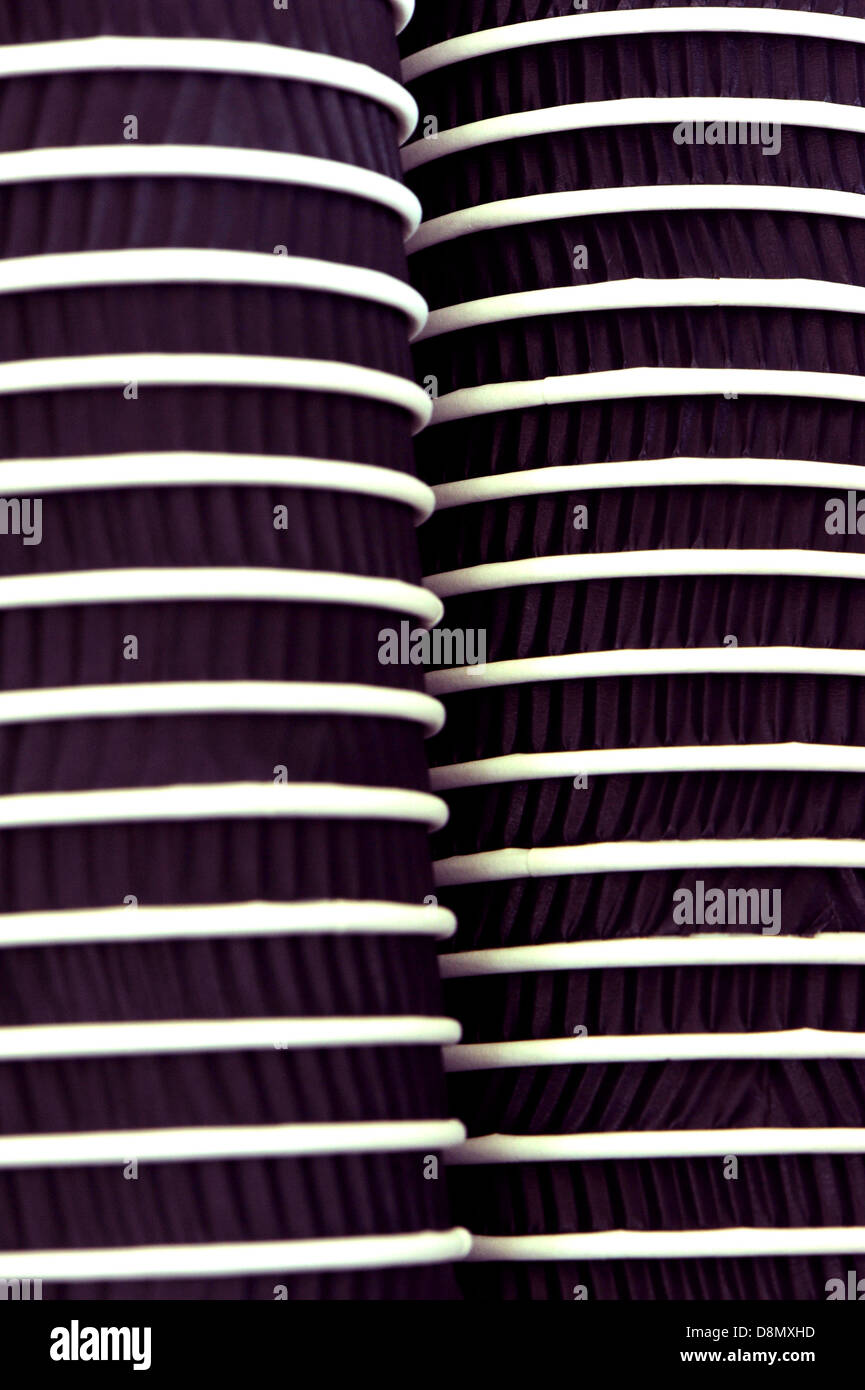 Close up de tasses de café noir à usage unique Banque D'Images Close up de tasses de café noir à usage unique Banque D'Images