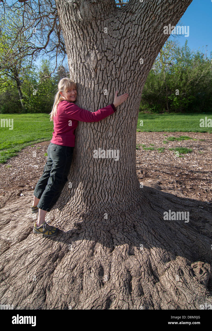 Woman hugging tree. Banque D'Images