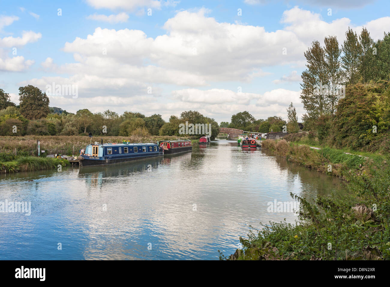 Great Bedwyn, Wiltshire, Angleterre - Rivière Dun avec narrowboats amarrée le long du chemin de halage Banque D'Images