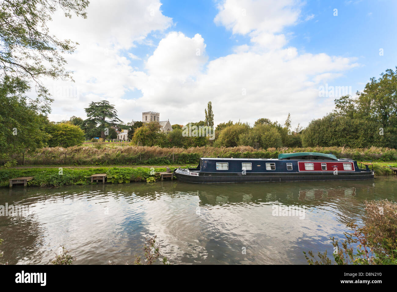 Great Bedwyn, Wiltshire, Angleterre - Rivière Dun avec 15-04 et l'église St Mary et de cèdre dans l'arrière-plan Banque D'Images