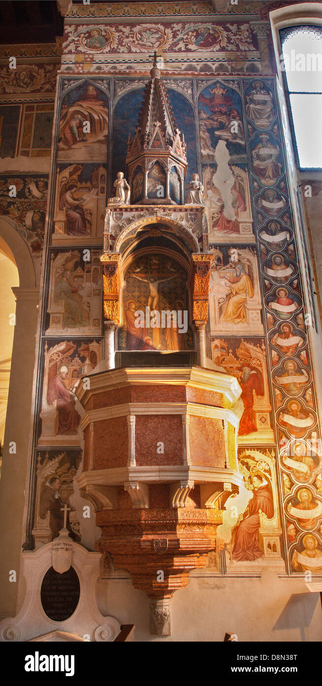 VERONA - 27 janvier : fresque de la ville médiévale de chaire d'année 1396 dans l'église de San Fermo le 27 janvier 2013 à Vérone, Italie. Banque D'Images
