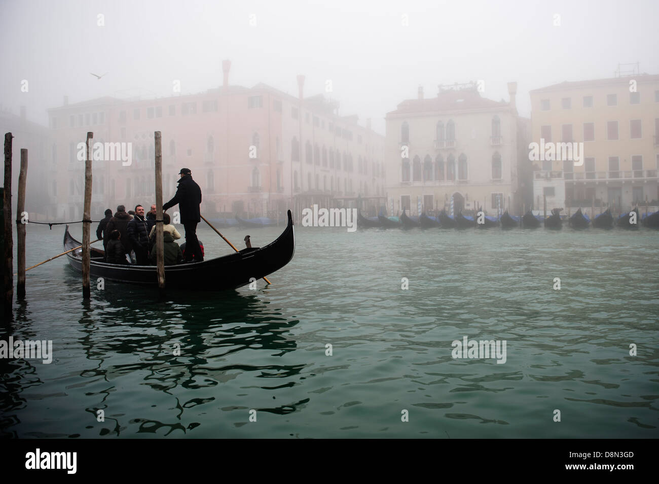 Un Traghetto traverse le Grand Canal à Venise couverts en cas de brouillard épais, de l'Italie. Banque D'Images