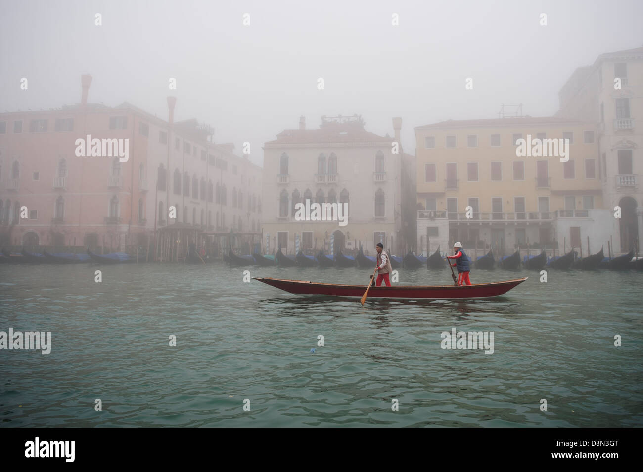 Les gens l'aviron le long du Grand Canal couvert dans un brouillard épais, Venise, Italie. Banque D'Images