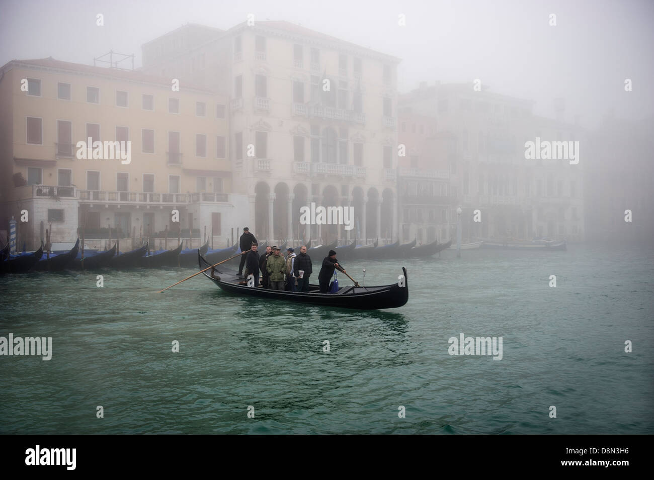 Un Traghetto traverse le Grand Canal à Venise couverts en cas de brouillard épais, de l'Italie. Banque D'Images