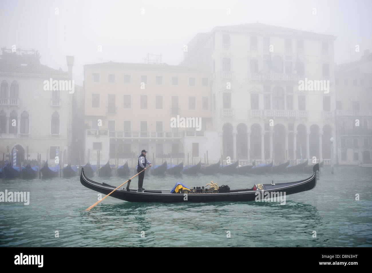 Une télécabine navigue le long du Grand Canal de Venise couverte de brouillard épais, de l'Italie. Banque D'Images