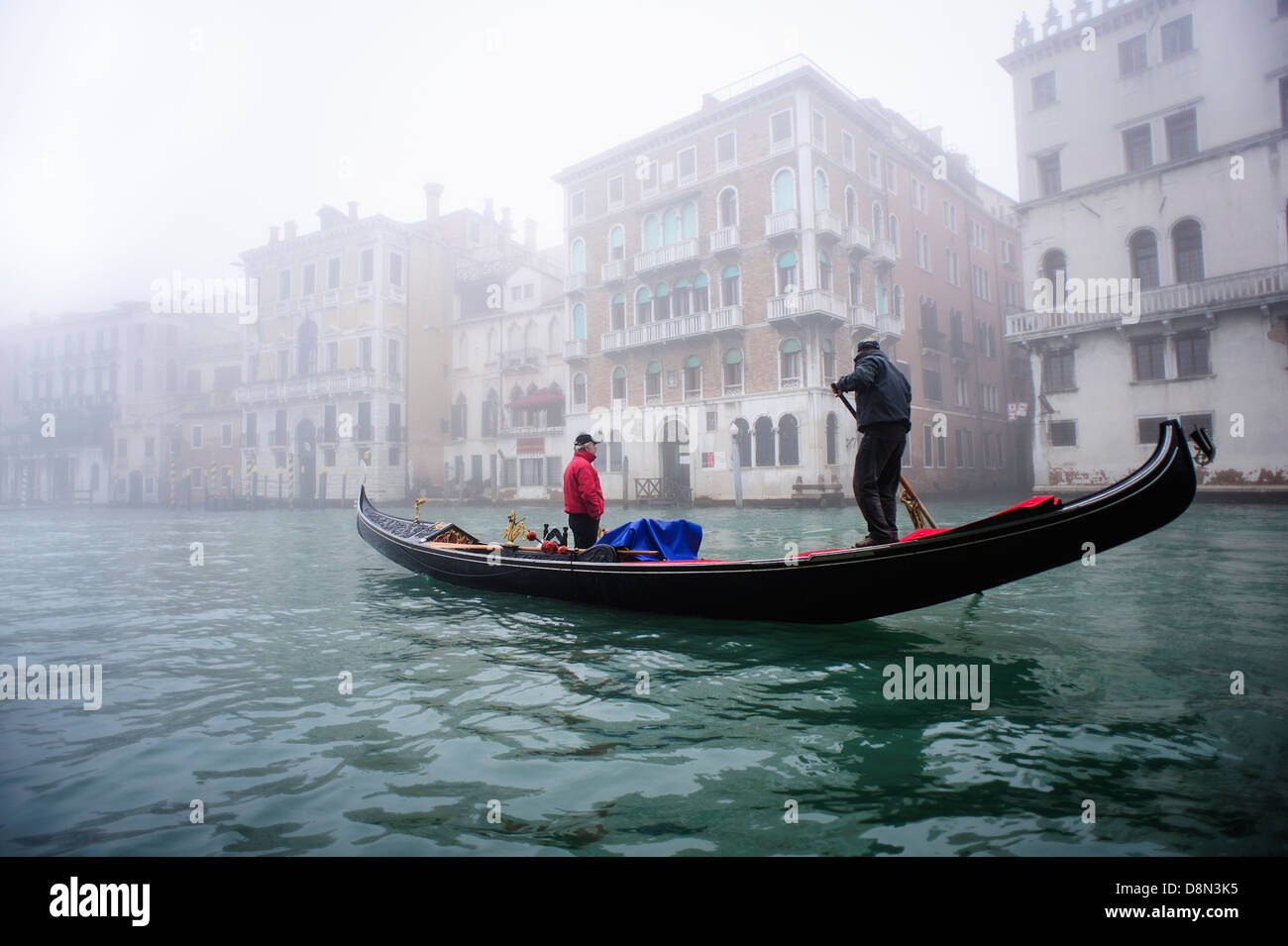 Une télécabine de la voile le long du Grand Canal de Venise couverte de brouillard épais, de l'Italie. Banque D'Images