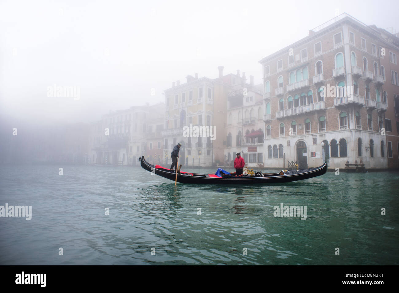 Une télécabine de la voile le long du Grand Canal de Venise couverte de brouillard épais, de l'Italie. Banque D'Images