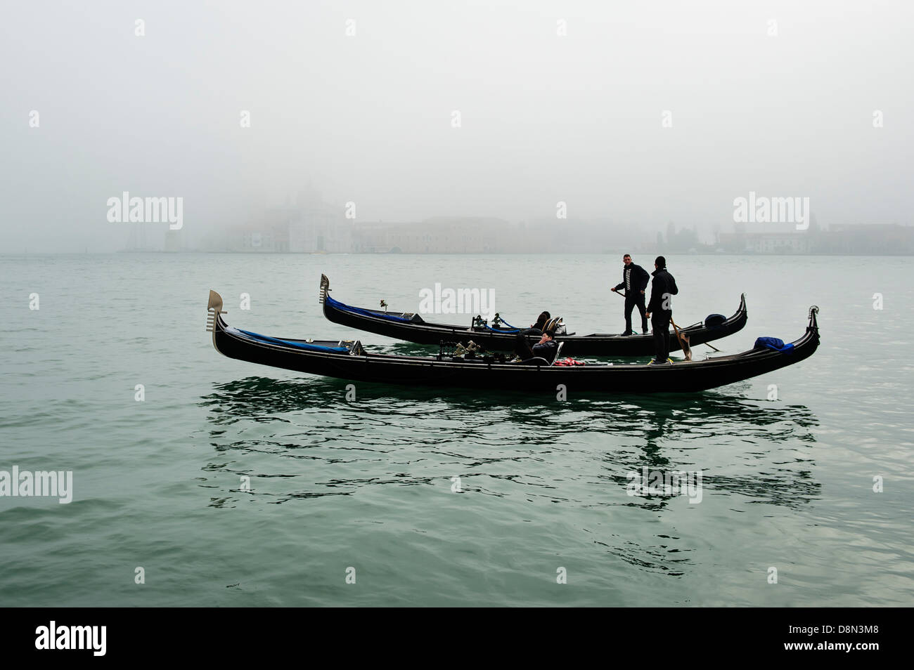 Gondoles à St.Marc sous couvert de Venise dans un brouillard épais, en Italie. Banque D'Images