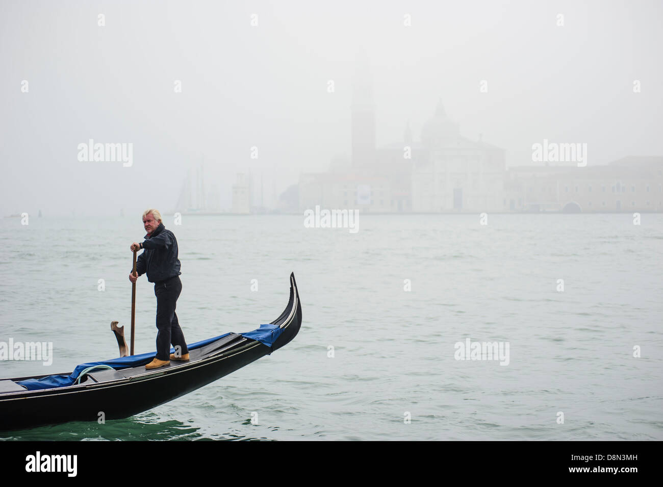 En passant par une télécabine en face de San Giorgio Maggiore à Venise couverts en cas de brouillard épais, de l'Italie. Banque D'Images
