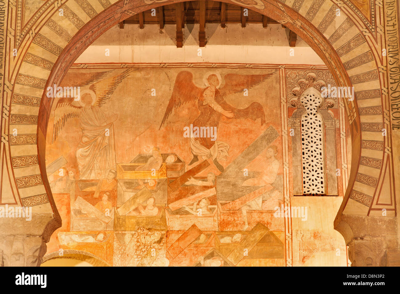 TOLEDO - 8 mars : Archs et les fresques de San Roman église a un clocher construit dans le style d'architecture mudéjar Banque D'Images