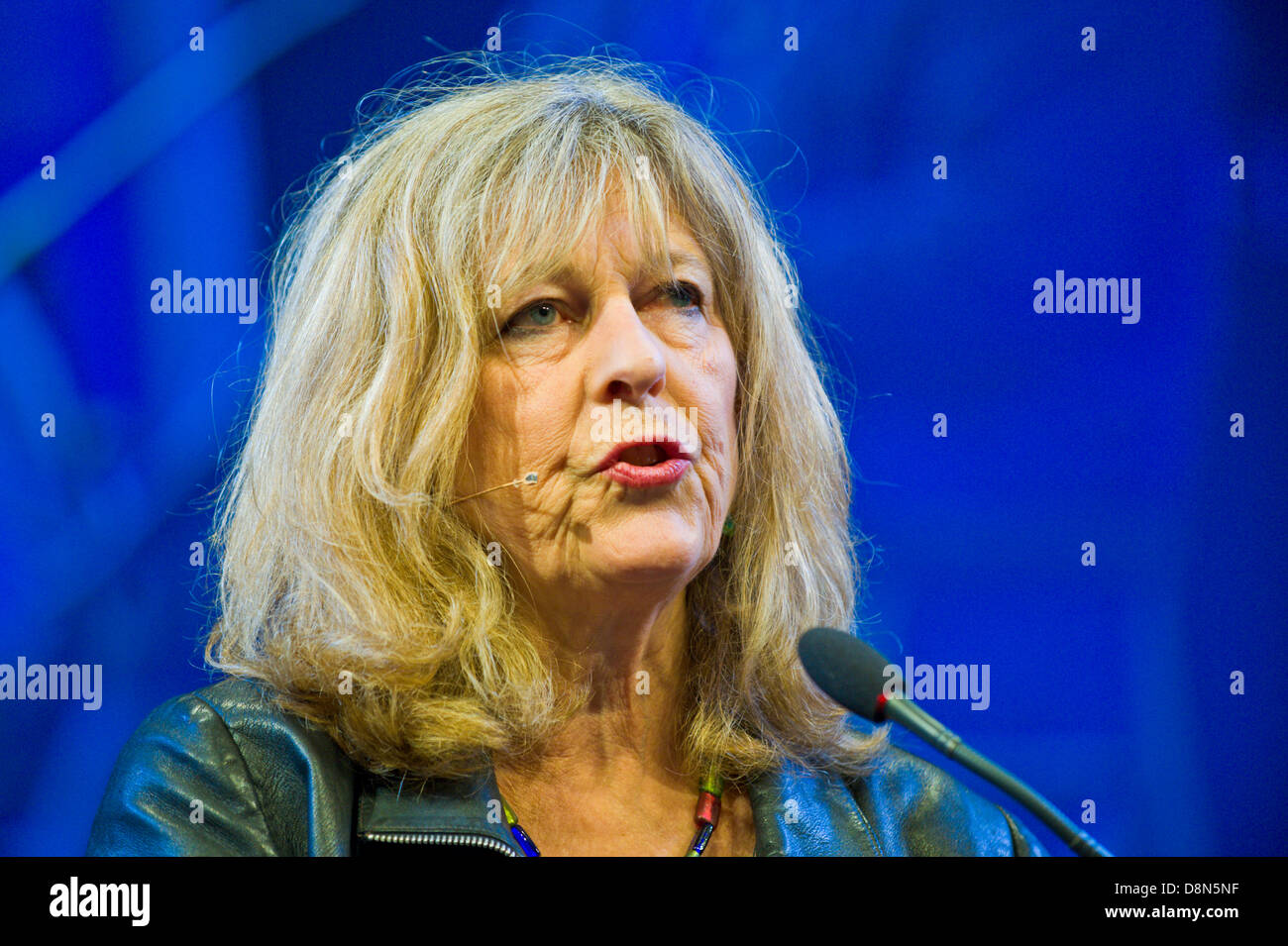 Deborah Moggach romancier et scénariste parle de son travail sur la scène du Festival 2013 Hay Hay-on-Wye Powys Pays de Galles UK Banque D'Images