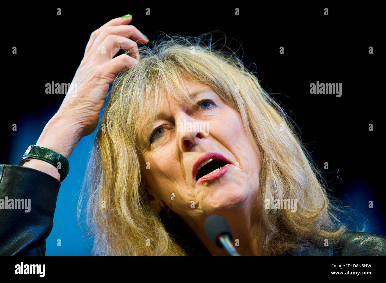 Deborah Moggach romancier et scénariste parle de son travail sur la scène du Festival 2013 Hay Hay-on-Wye Powys Pays de Galles UK Banque D'Images