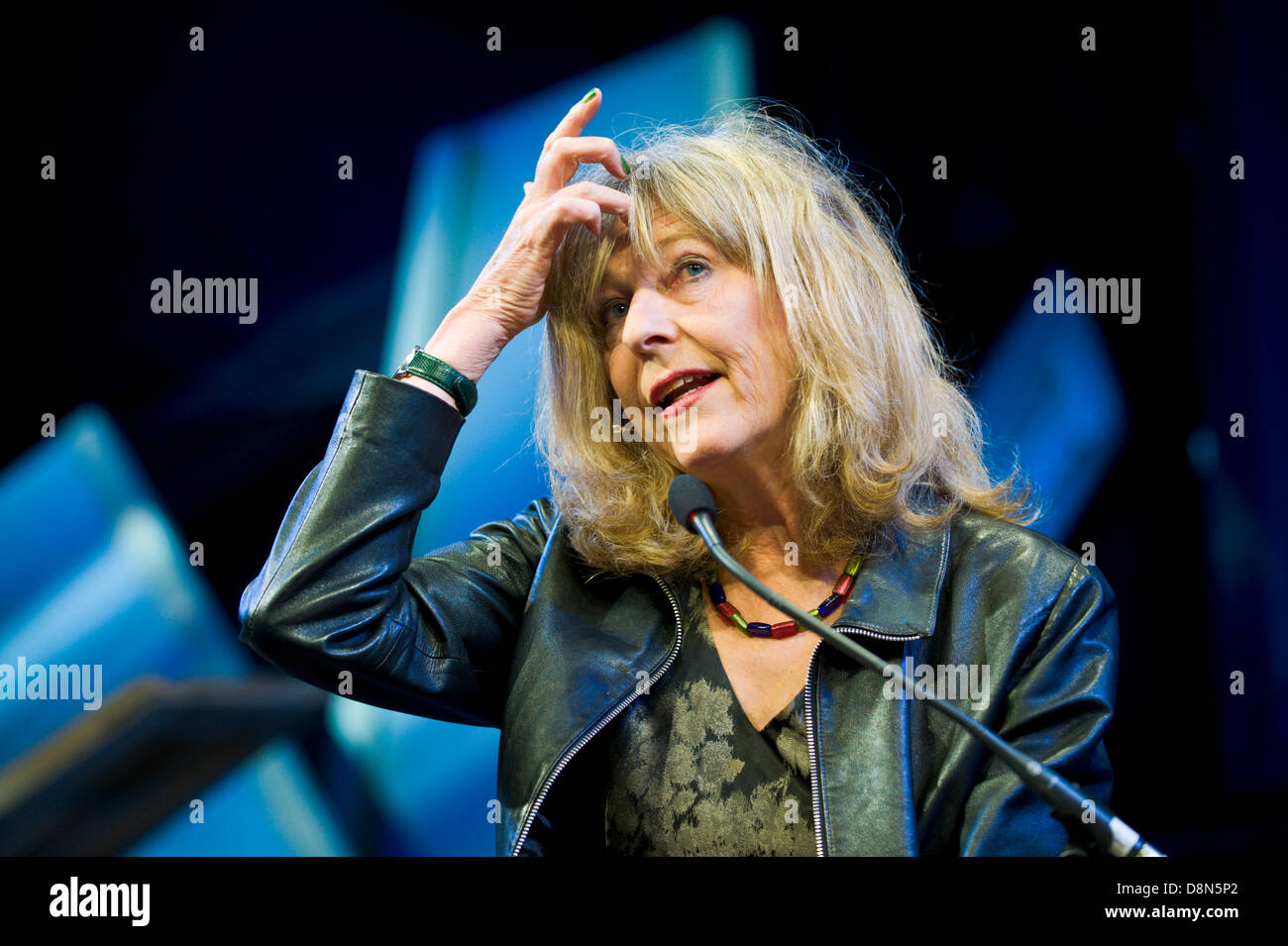 Deborah Moggach romancier et scénariste parle de son travail sur la scène du Festival 2013 Hay Hay-on-Wye Powys Pays de Galles UK Banque D'Images