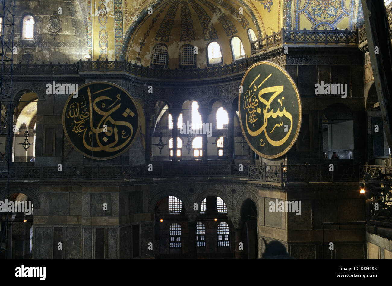 Cocardes calligraphique avec lettres arabes portant le nom d'Allah et d'autres prophètes musulmans accroché à l'intérieur de l'ex-Greek Orthodox Christian cathédrale patriarcale, plus tard une mosquée impériale ottomane et maintenant de Sainte-sophie ou Musée Ayasofya construit dans AD 537 à Istanbul, Turquie Banque D'Images