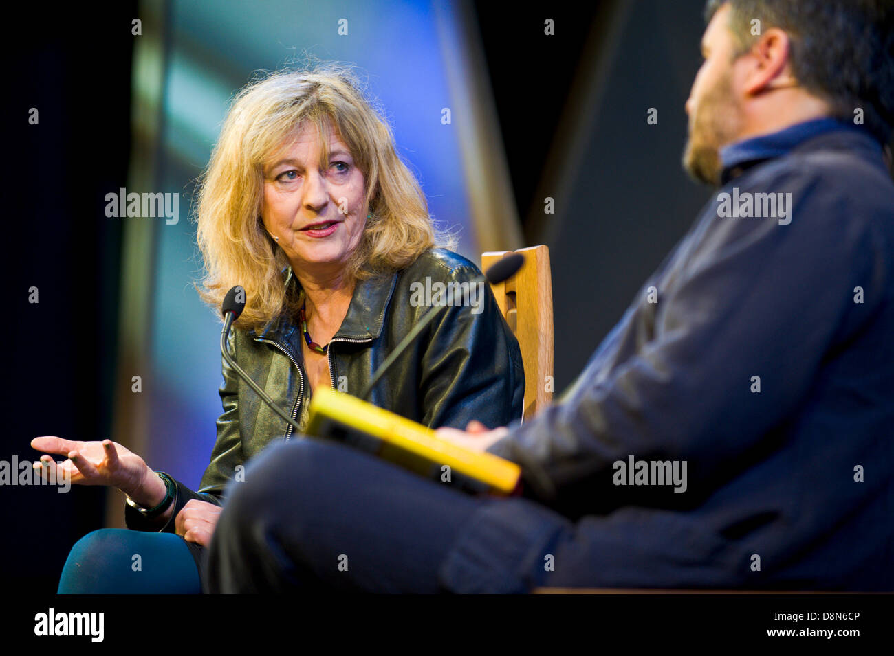 Deborah Moggach romancier et scénariste parle de son travail sur la scène du Festival 2013 Hay Hay-on-Wye Powys Pays de Galles UK Banque D'Images
