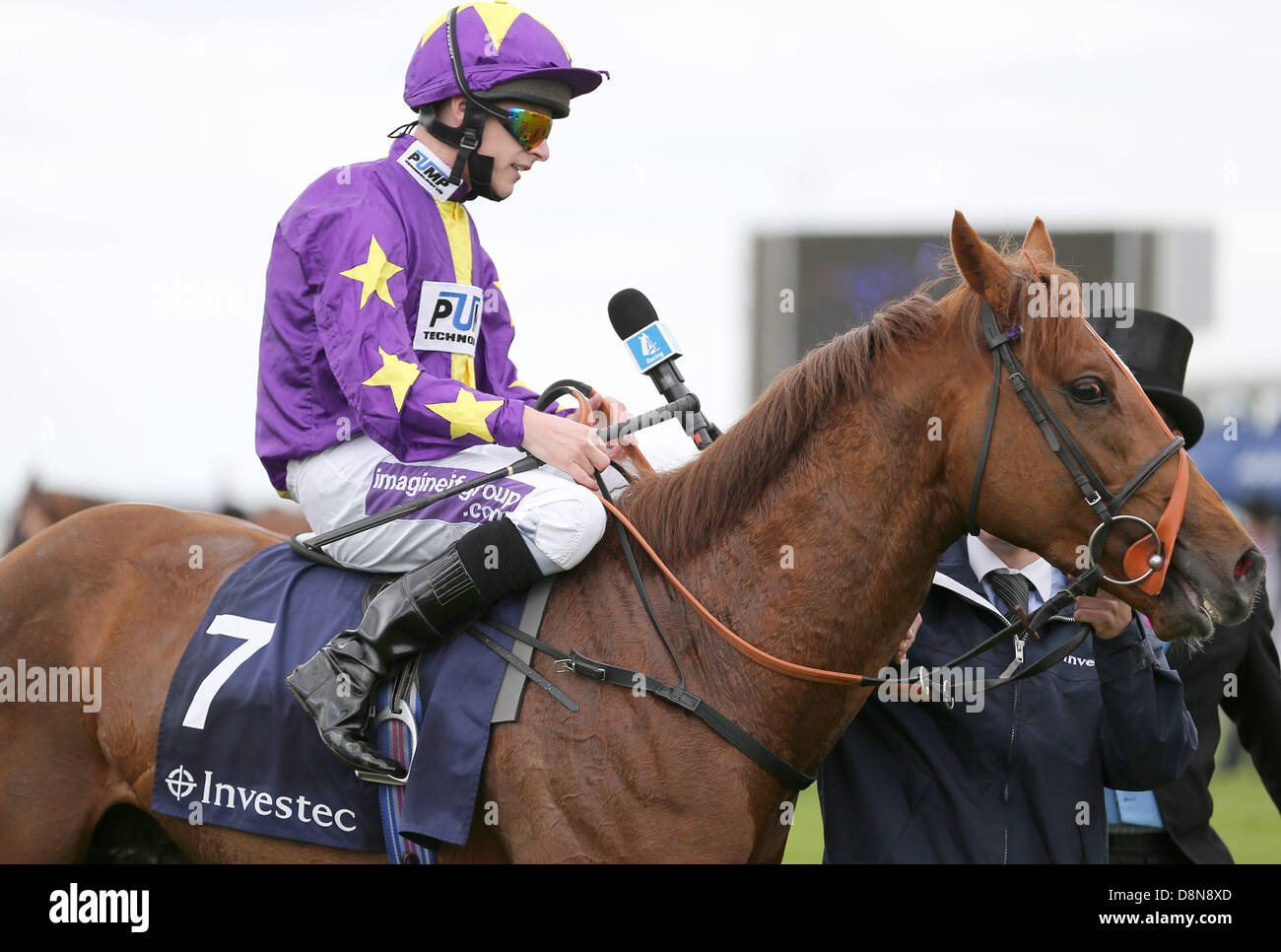 Epsom Downs, Surrey, UK. 1er juin 2013. Richard Kingscote est interviewé pour la télévision après avoir remporté dans l'Investec Enjeux hors de l'ordinaire sur l'Investec Derby Day de l'hippodrome d'Epsom. Credit : Action Plus Sport Images/Alamy Live News Banque D'Images