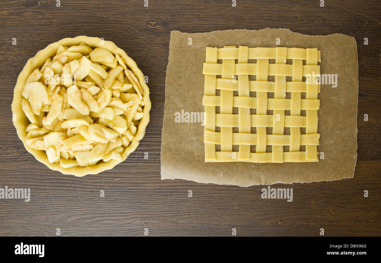 Treillis de pâtisserie haut avec le fond de tarte remplie d'apple Banque D'Images