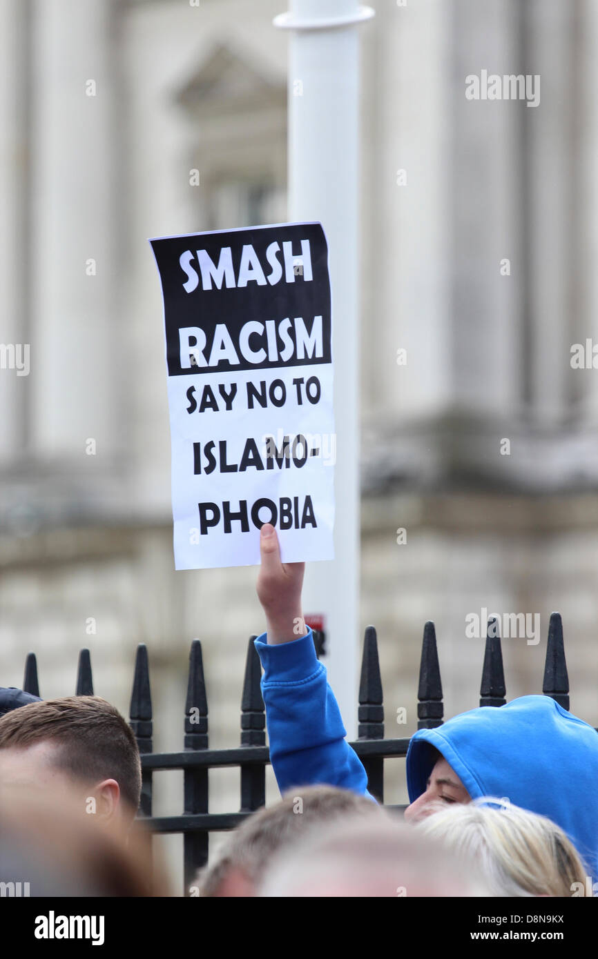 Belfast, Royaume-Uni. 1er juin 2013. Une manifestation anti-fasciste est en cours à Belfast, en réponse à la Ligue de défense anglaise (EDL) et l'UDL (Ulster Defence League) protestations et attaques en réponse à l'assassinat de batteur Lee Rigby à Woolwich - un manifestant anti-fasciste est titulaire d'un racisme poster smash dans l'air pendant la manifestation à Belfast Crédit : Kevin Scott/Alamy Live News Banque D'Images