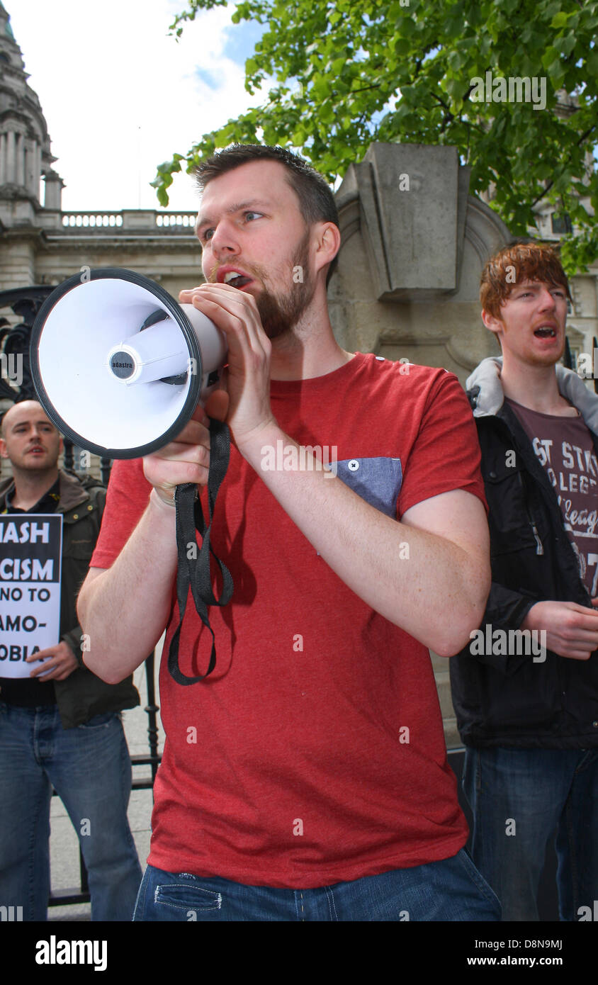 Belfast, Royaume-Uni. 1er juin 2013. Une manifestation anti-fasciste est en cours à Belfast, en réponse à la Ligue de défense anglaise (EDL) et l'UDL (Ulster Defence League) protestations et attaques en réponse à l'assassinat de batteur Lee Rigby à Woolwich - un manifestant qui ne souhaitent pas être nommés mène la majorité de l'anti-fasciste en chants que sont principalement l'EDL et l'UDL liés. Crédit : Kevin Scott/Alamy Live News Banque D'Images