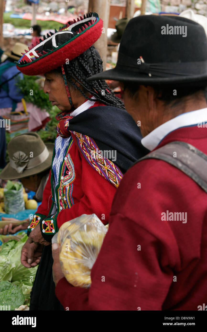 Le Quechua couple avec femme vêtue de chapeau rond traditionnel sur les  marché du dimanche de Chinchero près de Cuzco, Pérou Photo Stock - Alamy