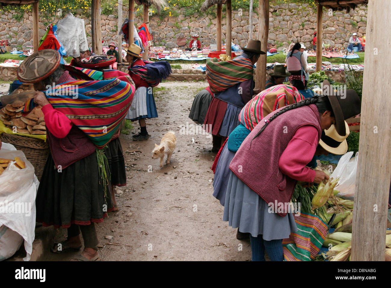 Les femmes autochtones Quechua sur le marché traditionnel du Dimanche à Chinchero près de Cuzco, Pérou, Amérique du Sud Banque D'Images