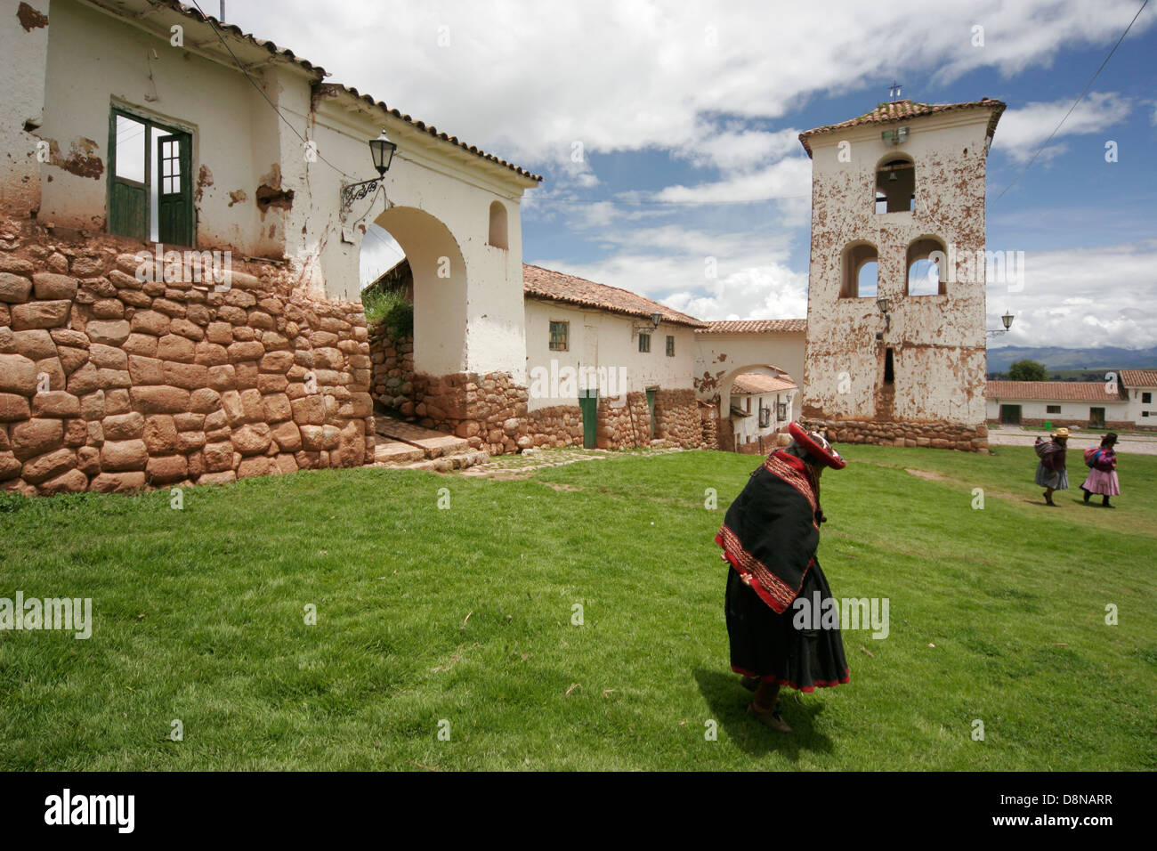 Clocher de l'église coloniale de Chinchero, village des Andes près de Cuzco, la Vallée Sacrée, le Pérou, Amérique du Sud Banque D'Images