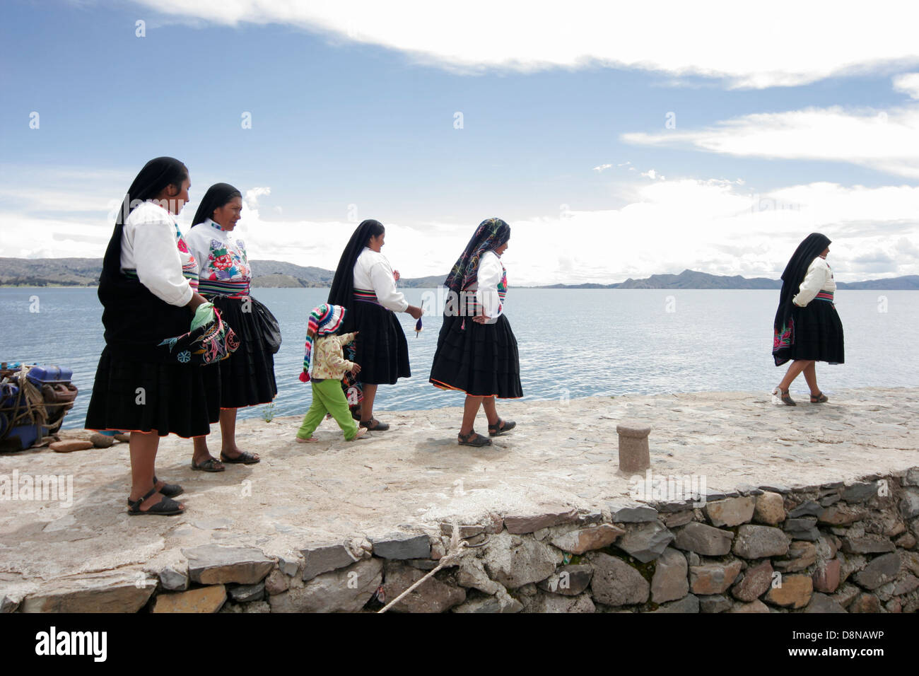 La population locale les touristes sur le quai de la réunion de l'Île Amantani, Lac Titicaca, Pérou, Amérique du Sud Banque D'Images