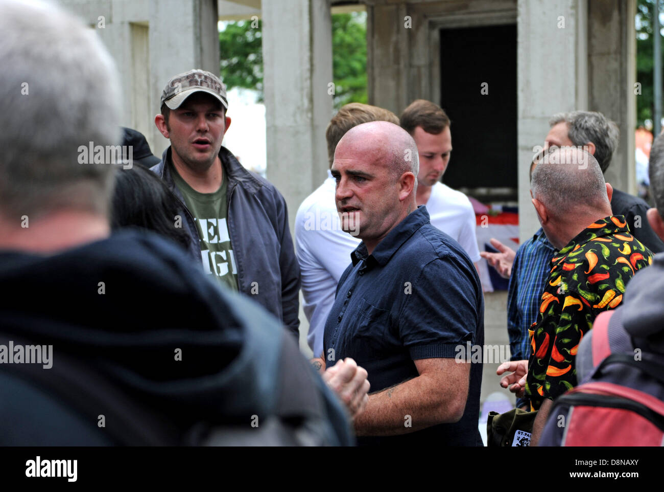 Les membres de l'extrême droite et le mouvement fasciste anti Rose Blanche fleurs portées à la Fois et hommages à soldat batteur Lee Rigby Banque D'Images