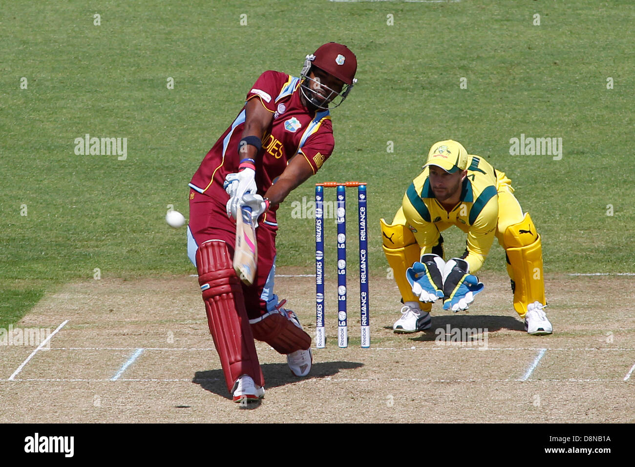 CARDIFF, WALES - Juin 01:Antilles Darren Bravo et l'Australie Matthew Wade au cours de l'ICC Champions trophy tournoi international d'échauffement d'avant match de cricket entre l'Australie et West Indies à Cardiff au Pays de Galles Stade le 01 juin 2013 à Cardiff, Pays de Galles. (Photo de Mitchell Gunn/ESPA) Banque D'Images