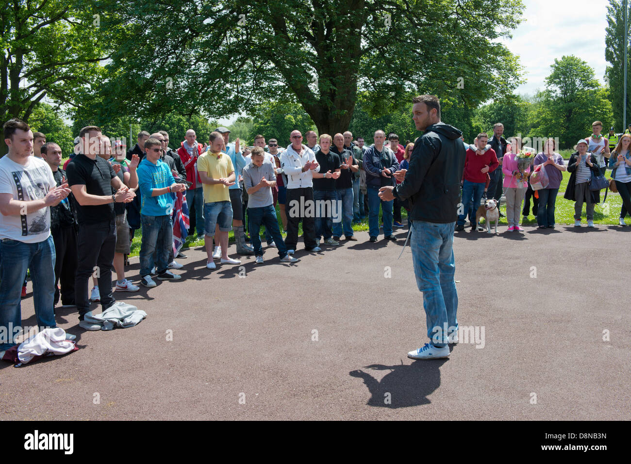 Un petit groupe de ligue de défense anglaise (EDL) supporters leurs hommages et déposer une couronne pour le soldat tué lee rigby Banque D'Images
