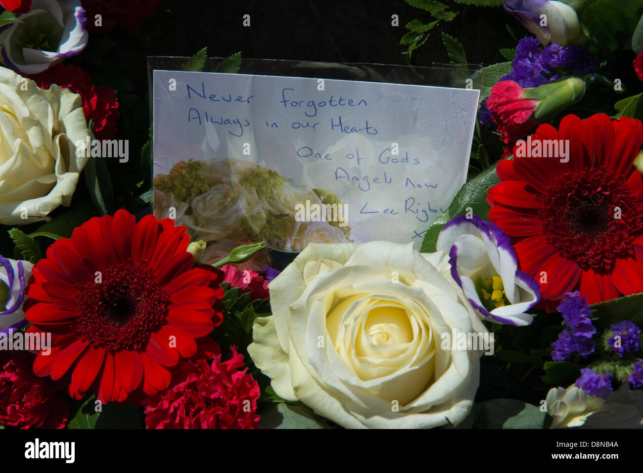 Un petit groupe de ligue de défense anglaise (EDL) supporters leurs hommages et déposer une couronne pour le soldat tué lee rigby Banque D'Images