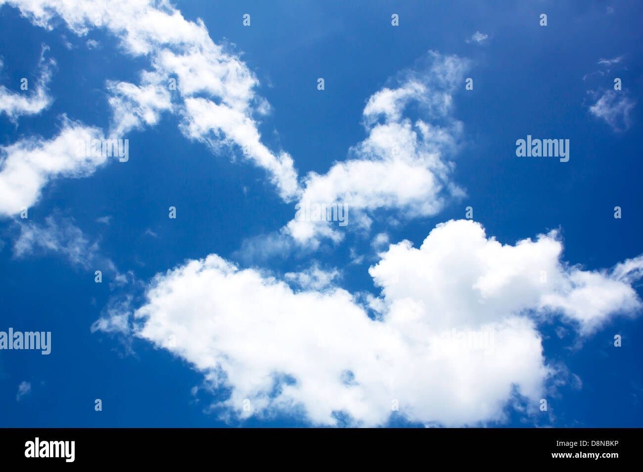 Ciel bleu avec des nuages, lumineux de la beauté naturelle. Banque D'Images
