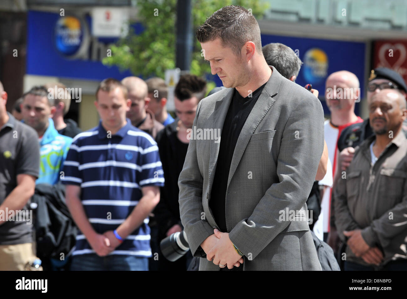 LUTON, Royaume-Uni. 1er juin 2013. La Ligue de défense anglaise organiser une marche silencieuse en mémoire du soldat Lee Rigby qui a été tué à Woolwich, le mois dernier. Les dirigeants de l'EDL Tommy Robinson (de son vrai nom Stephen Yaxley-Lennon, photo) et Kevin Carroll conduire une promenade à travers la ville pour le monument aux morts devant la mairie, où une minute de silence a été tenue. Credit : Polly Thomas / Alamy Live News Banque D'Images