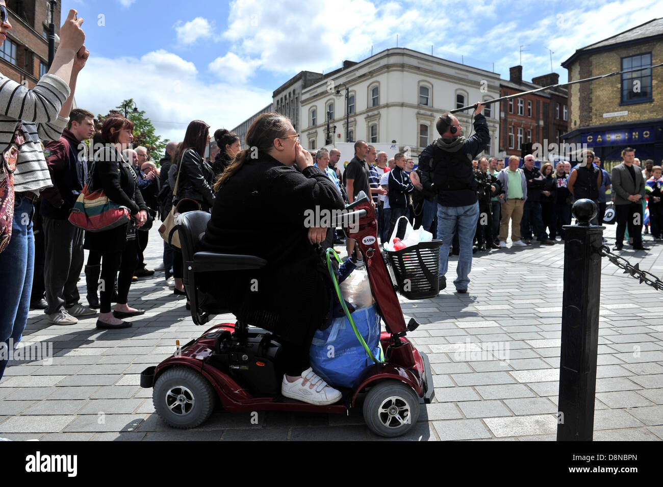 LUTON, Royaume-Uni. 1er juin 2013. La Ligue de défense anglaise organiser une marche silencieuse en mémoire du soldat Lee Rigby qui a été tué à Woolwich, le mois dernier. Les dirigeants de l'EDL Tommy Robinson et Kevin Carroll conduire une promenade à travers la ville pour le monument aux morts devant la mairie. Credit : Polly Thomas / Alamy Live News Banque D'Images