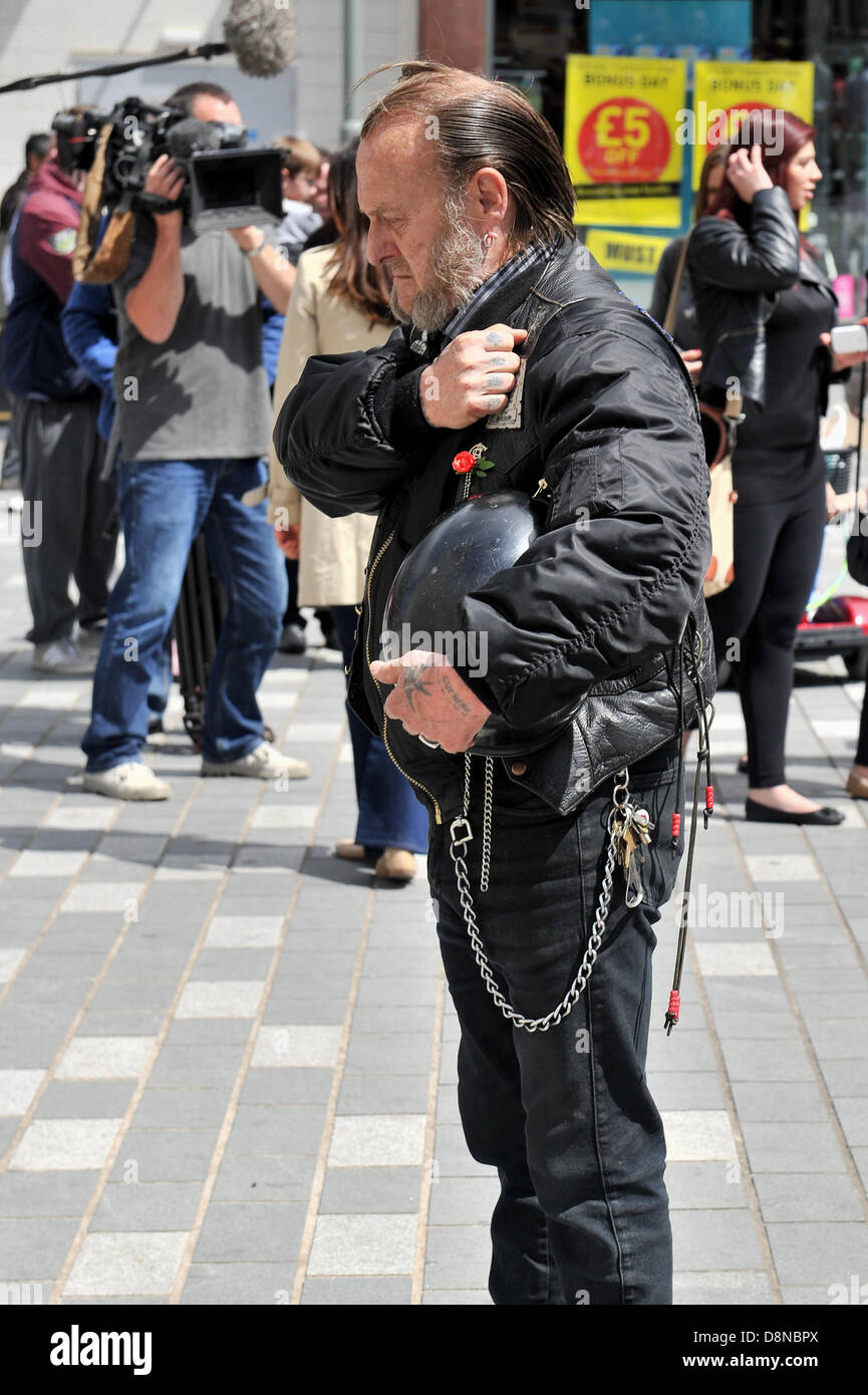 LUTON, Royaume-Uni. 1er juin 2013. La Ligue de défense anglaise organiser une marche silencieuse en mémoire du soldat Lee Rigby qui a été tué à Woolwich, le mois dernier. Un motard doit payer son respect par le monument commémoratif de guerre dans le centre-ville. Credit : Polly Thomas / Alamy Live News Banque D'Images