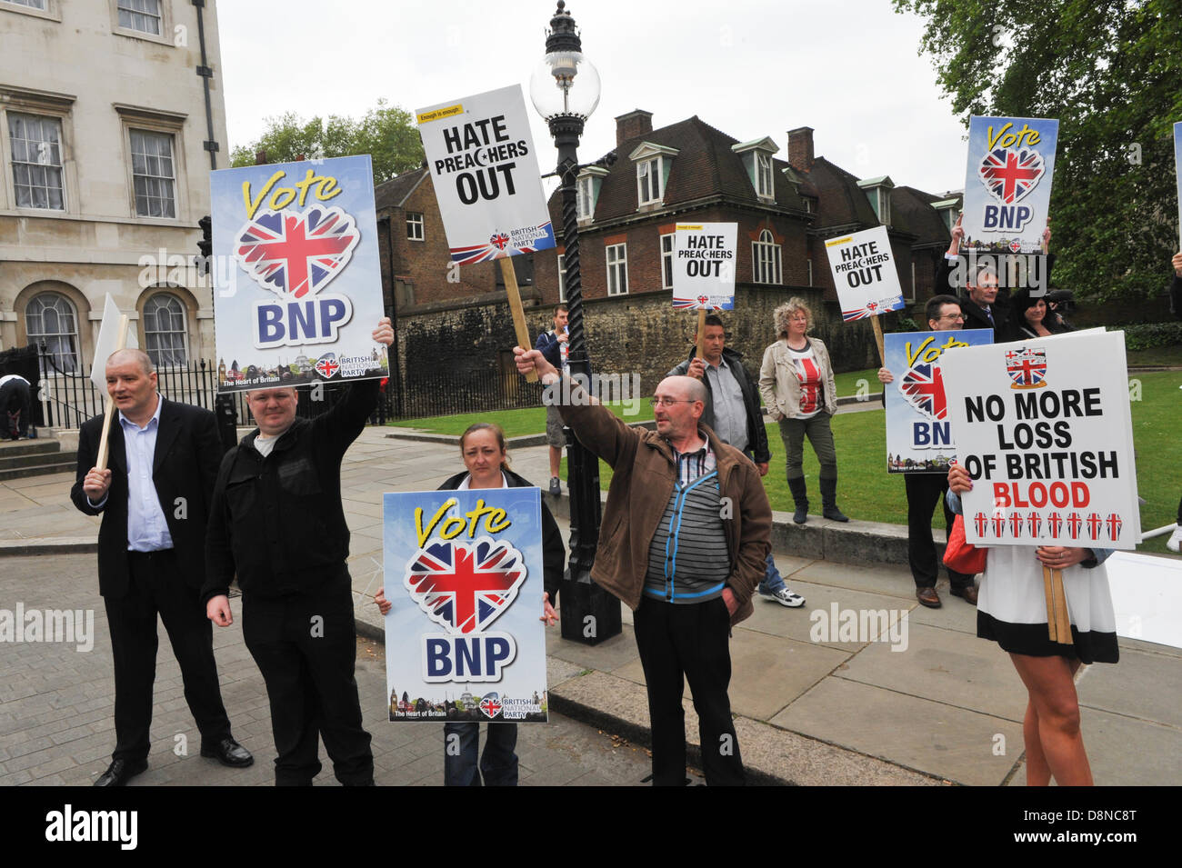 Le Parlement, à Londres, Royaume-Uni. 1er juin 2013. Un petit nombre de membres BNP au rassemblement près de Parlement. La tentative d'un stade BNP le long de Whitehall après avoir été interdit de marcher à travers Lewisham, à Woolwich l'UAF et d'autres groupes de manifestants bloquent leur chemin le long avec une grande présence policière. Crédit : Matthieu Chattle/Alamy Live News Banque D'Images