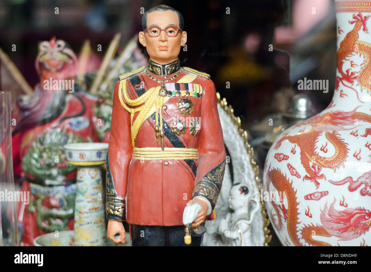 Bhumibol Adulyadej, roi de Thaïlande figure ,thrift shop, Bangkok Banque D'Images
