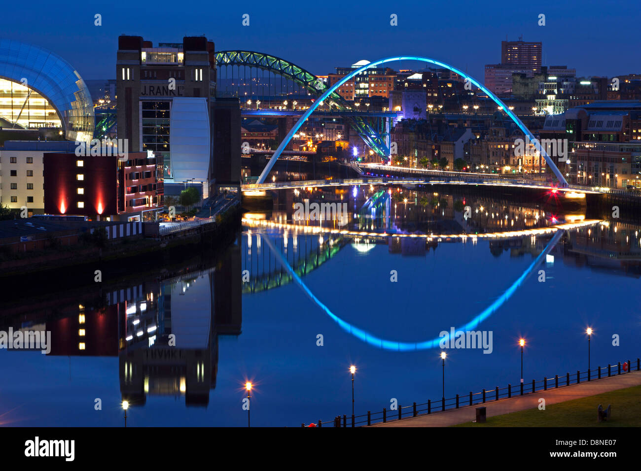 Un crépuscule vue de Newcastle et Gateshead quayside avec reflets dans la rivière Tyne regardant vers le pont Tyne Banque D'Images