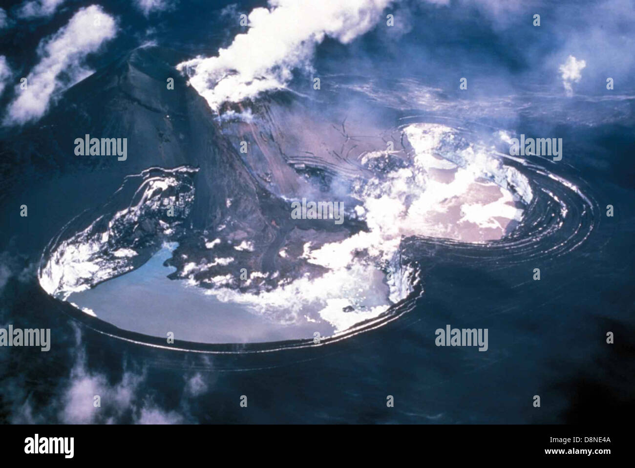 Une image dramatique capturant l'éruption d'un volcan, montrant la lave fondue et des panaches de cendres s'élevant dans le ciel. Les éruptions volcaniques sont des événements géologiques naturels provoqués par le mouvement des plaques tectoniques, souvent accompagnés d’une activité sismique. Banque D'Images