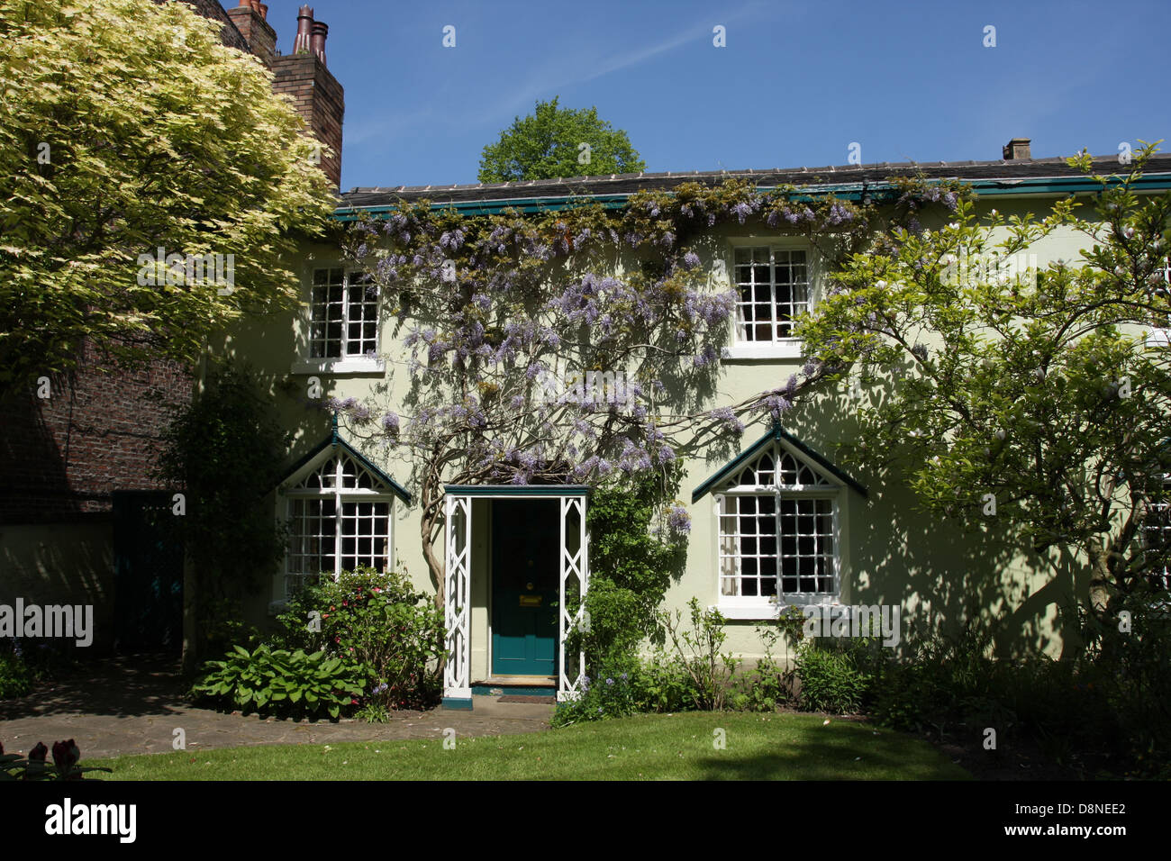 Un beau cottage glycines dans le village de Bowdon Cheshire Angleterre Banque D'Images